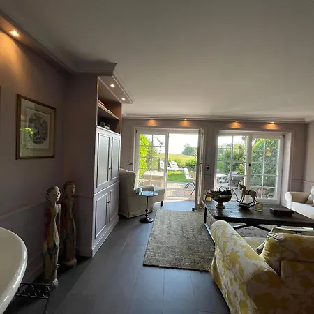 Holiday home Wuenderschoener Hausteil Mit Garten