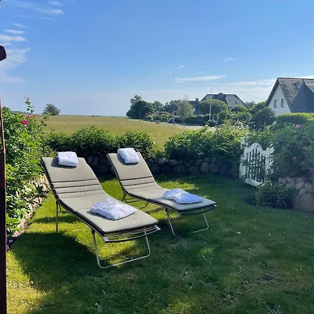 Wuenderschoener Hausteil Mit Garten Nyaraló *