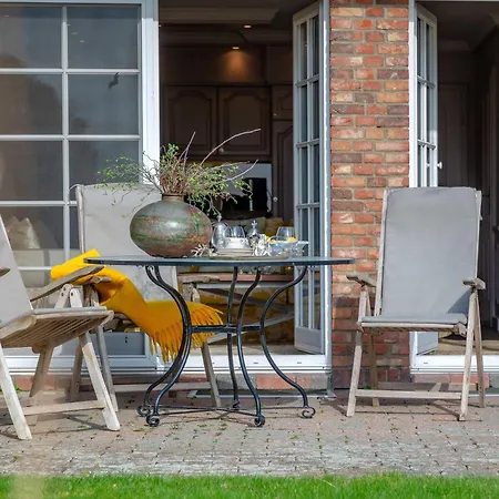 Wuenderschoener Hausteil Mit Garten Nyaraló